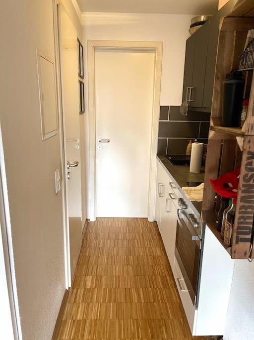 - Chilliges Zimmer In Dusseldorf Mit Balkon & Kuche; Big Tv And Bed - ภายนอก รูปภาพ