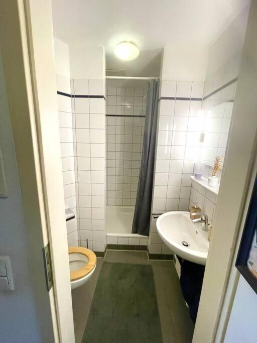 - Chilliges Zimmer In Dusseldorf Mit Balkon & Kuche; Big Tv And Bed - ภายนอก รูปภาพ