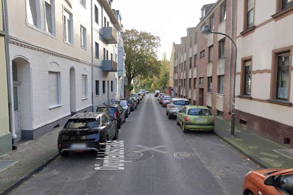 - Chilliges Zimmer In Dusseldorf Mit Balkon & Kuche; Big Tv And Bed - ภายนอก รูปภาพ