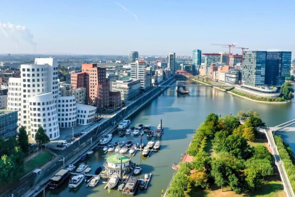 - Chilliges Zimmer In Dusseldorf Mit Balkon & Kuche; Big Tv And Bed - ภายนอก รูปภาพ