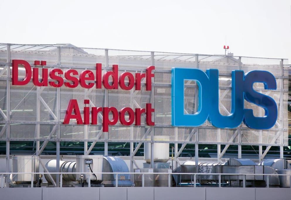 - Chilliges Zimmer In Dusseldorf Mit Balkon & Kuche; Big Tv And Bed - ภายนอก รูปภาพ